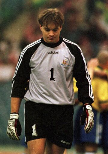 Mark Bosnich fue un portero australiano que jugó en el Chelsea entre 2001 y 2003. El guardameta dio positivo en cocaína en un control realizado en 2002 y el conjunto de Stamford Bridge le sancionó durante 9 meses, para rescindir su contrato en el verano de 2003. Tras 5 años sin encontrar equipo, Bosnich especuló con su retirada, hasta que finalmente se enroló en las filas del Central  Coast Mariners de su país natal, para fichar al año siguiente por el Sidney y colgar definitivamente las botas en 2009. Bosnich aseguró que consumía 10 gramos diarios de cocaína y reconoció haber disparado a su padre con un rifle bajo los efectos de la droga. 