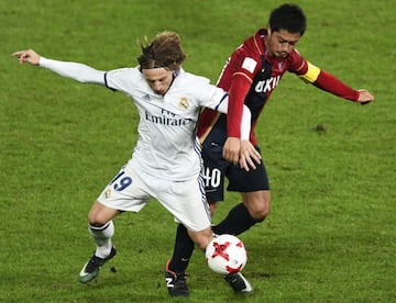 Luka Modric y Mitsuo Ogasawara.