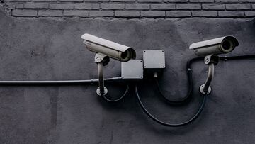 Los vecinos acusan a esta abuela de 78 años de espionaje tras descubrir su última compra