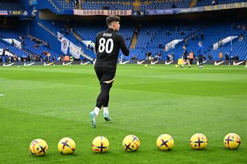 El portero del Chelsea Kepa Arrizabalaga ha querido homenajear al 'Txopo' Iribar. El portero vasco salió en el calentamiento del partido del Chelsea frente al Leeds con una camiseta negra con el nombre de Iribar y con el número 80.