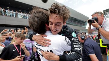 Wolff y Russell celebran su victoria en Austria con un abrazo.