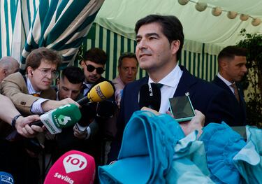 El presidente Ángel Haro atiende a los medios en al Feria de Abril.