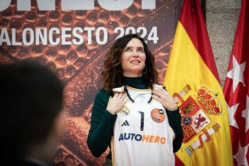 La presidenta de la Comunidad de Madrid, Isabel Díaz Ayuso, con la camiseta del Real Madrid. 