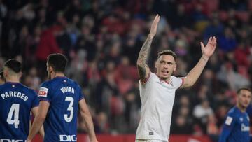 Ocampos protesta ante el Athletic.