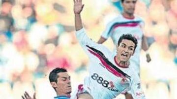 <b>MUCHA LUCHA. </b>El talaverano Javier Casquero realiza una briosa entrada a Jesús Navas ante la atenta mirada del brasileño Renato.