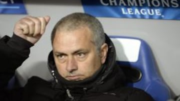 El técnico del Chelsea, Jose Mourinho, observa a sus jugadores sentando ante el Basilea.