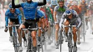 <b>VICTORIOSO. </b>Mark Cavendish celebra con los brazos en alto su segunda victoria en el Tour bajo un aguacero. Óscar Freire, con el maillot verde, sólo pudo ser cuarto.