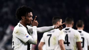 Juan Guillermo Cuadrado celebrando un gol con Juventus en un partido de Serie A.