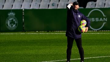 José Alberto, dirigiendo uno de los entrenamientos que suele desarrollar en El Sardinero.