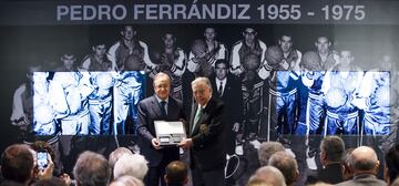 Ferrándiz con Florentino Pérez durante el acto del Real Madrid donde se le nombró Socio de Honor del equipo madrileño en 2017.