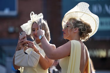 El Aintree Grand National es la carrera ecuestre de obstáculos más importante del Reino Unido. Hoy se celebra el Ladies Day, donde los sombreros y el glamour se convierten en los protagonistas.
