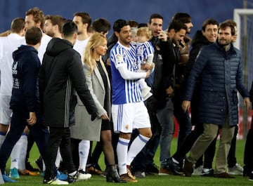 GRAF5689. San Sebastián, 20/12/2017.- El delantero mexicano de la Real Sociedad, Carlos Vela (c), homenajeado en su despedida del equipo donostiarra antes del inicio del encuentro correspondiente a la jornada diecisiete de primera división que disputan esta noche frente al Sevilla en el estadio Anoeta de San Sebastián. EFE/Juan Herrero.