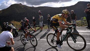 Tom Dumoulin y Richard Carapaz ruedan durante la decimotercera etapa del Tour de Francia 2020 entre Chatel-Guyon y Puy Mary.