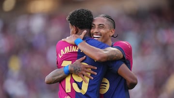 Lamine Yamal y Raphinha durante un partido de LaLiga EA Sports con el Barcelona.
