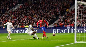 2-1. En un centro del conjunto rojiblanco Camavinga desvía el balón, Lunin duda, también Rüdiger. El portero ucraniano despeja con la mano, rebota en el defensa alemán y el esférico termina en los pies de Morata que marca a placer.