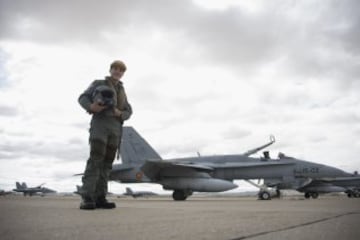 El piloto de Suzuki Maverick Viñales  ha pilotado el avión de combate F-18 de la Base Aérea de Zaragoza, con el que ha pasado del asfalto del circuito de MotorLand, donde competirá el próximo domingo en MotoGP, al cielo de Aragón. Viñales, cuyo nombre, Maverick, se debe al fervor que sentía su padre, Ángel, por el protagonista de la película "Top Gun" que protagonizaba Tom Cruise, y en el que interpretaba el papel de un piloto de combate, ha logrado hoy hacer realidad otra de sus pasiones al subirse a un caza del ejército español.