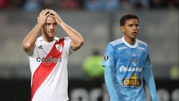 AME1765. LIMA (PERÚ), 25/05/2023.-Lucas Beltrán (i) de River Plate se lamenta hoy, en un partido de la Copa Libertadores entre Sporting Cristal y River Plate en el estadio Nacional del Perú, en Lima (Perú). EFE/Paolo Aguilar
