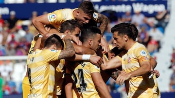 GRAF1332. VALENCIA, 05/11/2017.- El centrocampista del Girona Borja Garc&iacute;a (2d) celebra con sus compa&ntilde;eros su gol marcado ante el Levante durante el partido correspondiente a la und&eacute;cima jornada de LaLiga Santander disputado hoy en el estadio Ciutat de Valencia. EFE/ Juan Carlos Cardenas