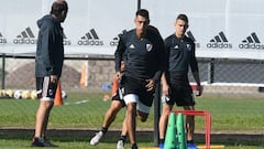 Gallardo probó con tres delanteros en el entrenamiento