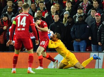 Diogo Jota y Jan Oblak.