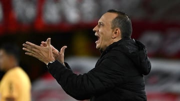 Independiente Medellin's head coach Alejandro Restrepo gestures during the first leg of the Colombian football championship final between Independiente Santa Fe and Independiente Medellin at the Nemesio Camacho El Campin Stadium in Bogota on June 24, 2025. (Photo by Luis ACOSTA / AFP)
