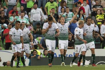 A falta de unas horas para enfrentar a Monterrey, Santos perdió al goleador del torneo por una lesión que lo tendrá de baja al menos 10 días. Sin embargo, eso no fue impedimento para que los ‘Guerreros’ impusieran condiciones en casa y remontaran un resultado adverso ante los ‘Rayados’. De esta manera, los laguneros recuperaron la cima de la Liga MX y reafirmaron su condición como la ofensiva más potente del certamen.