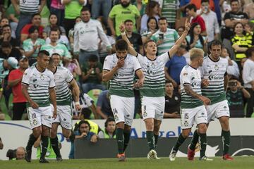 A falta de unas horas para enfrentar a Monterrey, Santos perdió al goleador del torneo por una lesión que lo tendrá de baja al menos 10 días. Sin embargo, eso no fue impedimento para que los ‘Guerreros’ impusieran condiciones en casa y remontaran un resultado adverso ante los ‘Rayados’. De esta manera, los laguneros recuperaron la cima de la Liga MX y reafirmaron su condición como la ofensiva más potente del certamen. 