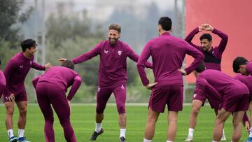 Sevilla's Spanish defender #04 Sergio Ramos (C) laughs with teammates during a training session at the Jose Ramon Cisneros Palacios sports city in Seville on November 28, 2023 on the eve of the UEFA Champions League first round group B football match between Sevilla FC and PSV Eindhoven. (Photo by CRISTINA QUICLER / AFP)