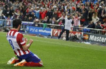 Raúl García celebra el 3-1 al Milán en el partido de vuelta de octavos de final de la Champions.