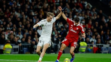 MADRID, 20/12/2025.- El defensa del Real Madrid, Dean Huijsen (i), disputa el balón ante el defensa del Sevilla, Juanlu Sánchez, durante el encuentro de la jornada 17 de LaLiga entre Real Madrid y Sevilla FC celebrado este sábado en el estadio Santiago Bernabéu, en Madrid. EFE / Juanjo Martín.
