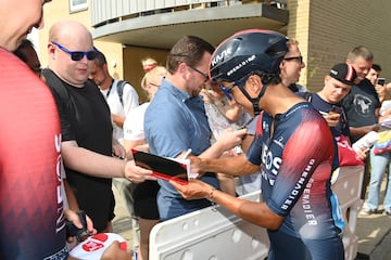 El corredor del Ineos se mostró feliz y compartió con la gente en el inicio de la etapa 1 del Tour de Dinamarca