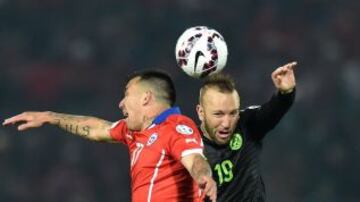 Durante la pasada Copa América, el seleccionador argentino se midió al Tricolor dirigiendo a La Roja. El juego terminó empatado a tres goles.