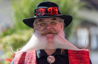 Con sombrero y gafas , este competidor luce un diseño que presenta dos conos perfectos que desembocan en un hilo puntiagudo.