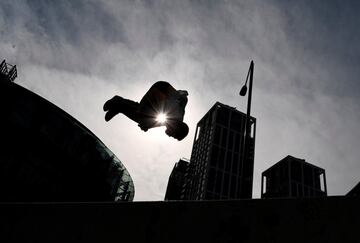 El Parkour, actividad que consiste en salvar obstáculos urbanos y que tiene una creciente implantación entre la juventud, es una de las actividades que todavía se pueden ver en Londres, ciudad que no vive bajo un estado de confinamiento. En la imagen lo practica Luke Horner, de 15 años, tras el cierre de su escuela.
