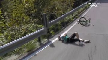 Momento de la caída de Mikel Nieve.