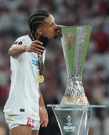 Selfie de Loïc Badé con el ansiado trofeo de la Europa League.