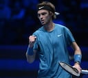 Rublev se venga con solvencia de un Tsitsipas en horas bajas
