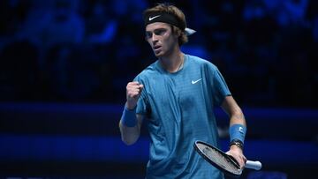 Rublev se venga con solvencia de un Tsitsipas en horas bajas