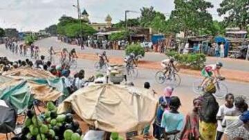 <b>COLORIDO Y EXPECTACIÓN. </b>El pelotón del Tour de Faso congrega a multitud de curiosos a su paso por los pueblos del país. En esta imagen, la carrera coincide con un mercado.
