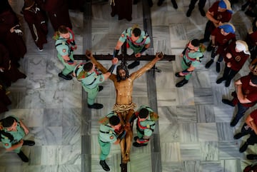 Legionarios antes de cargar el el Cristo de la buena muerte en Ronda.