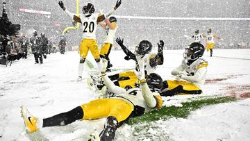 CLEVELAND, OHIO - NOVEMBER 21: Donte Jackson #26 of the Pittsburgh Steelers celebrates with his teammates after intercepting a pass thrown by Jameis Winston #5 of the Cleveland Browns during the fourth quarter in the game at Huntington Bank Field on November 21, 2024 in Cleveland, Ohio. Jason Miller/Getty Images/AFP (Photo by Jason Miller / GETTY IMAGES NORTH AMERICA / Getty Images via AFP)