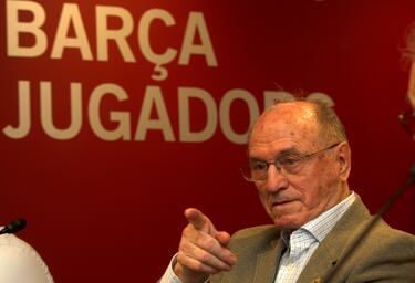 El FC Barcelona despidió en mayo a su fiel Francesc Rodríguez, más conocido como 'Rodri', vinculado al club durante más de seis décadas, primero como jugador y luego como técnico. Rodri fue un defensa central de mucha fuerza, incorporado en verano de 1958 por Helenio Herrera al primer equipo, donde permaneció hasta que un azote de lesiones le retiró en 1966, con 32 años. Durante ese periodo vistió 236 partidos la camiseta azulgrana, con un palmarés de dos Copas de Ferias (1959/60 y 1965/66), dos Ligas (1958/59 y 1959/60) y dos Copas (1958/59 y 1962/63). Rodri pasó luego al cuadro técnico, donde fue segundo de Buckingham, Michels, Weisweiler y Laureano Ruiz. Luego se incorporó a los despachos como formador de jóvenes valores. El barcelonismo llora su ausencia a los 88 años.