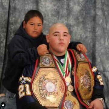 Ganó dos medallas de oro en los Juegos Olímpicos Juveniles Nacionales de México y el Campeonato Mundial de Peso Pesado de Ringside.