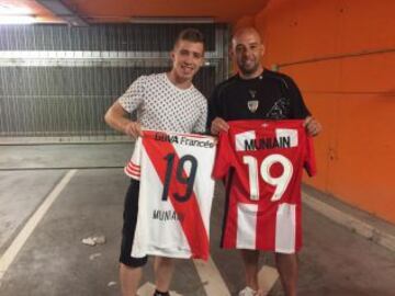 Muniain con un seguidor.