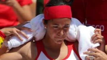 <b>GANADORA. </b>Silvia Soler recibe los consejos de la capitana Arantxa.