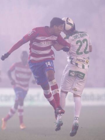 El centrocampista del Granada, Eduard Silvestre disputa un balón con el jugador del Córdoba, López Garai.