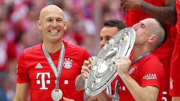 Robben, junto a Ribery, tras ganar con el Bayern la última Bundesliga.