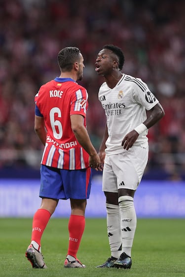 Una vez que se reanudó el encuentro tras la suspensión de este, el delantero del Real Madrid sacó su parte más 'canchera'. Tuvo varios rifirrafes con jugadores del Atlético destacando el que tuvo con el capitán del conjunto rojiblanco. Vinicius le recriminó actitud y le aplaudió irónicamente toda vez que hablaba con él. Además, ambos jugadores se encararon tal y como muestran estas imágenes.