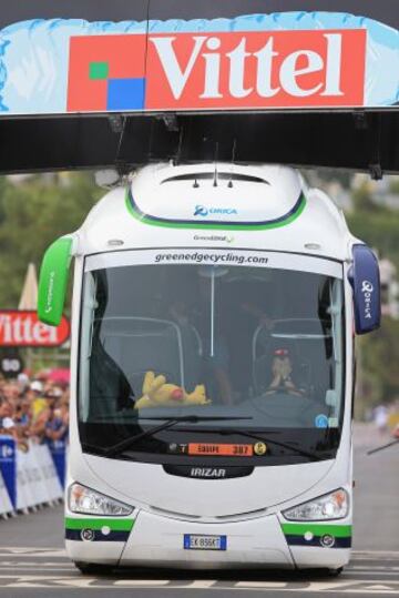 El autobús del equipo Green Edge se queda encajado en la meta tras equivocarse de camino.