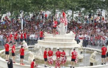 Celebración de los jugadores del Sevilla en la plaza de la Puerta de Jerez, durante el paseo triunfal que ha realizado el equipo esta tarde para festejar y ofrecer a la ciudad su quinta Liga Europa conseguida el pasado miércoles en Basilea (Suiza